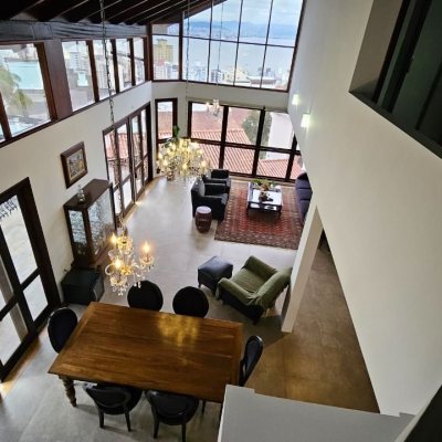 Casa Residencial com 269m², 4 quartos, 4 suítes, 4 garagens, no bairro Centro em Florianópolis