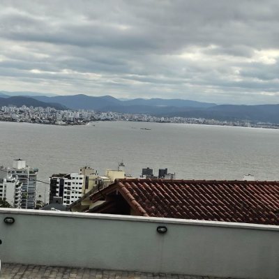 Casa Residencial com 269m², 4 quartos, 4 suítes, 4 garagens, no bairro Centro em Florianópolis