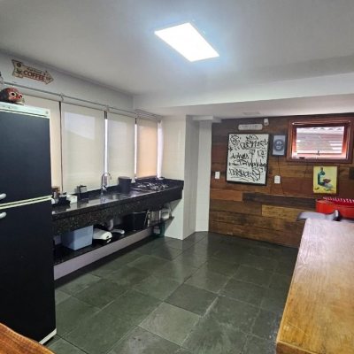 Casa Residencial com 269m², 4 quartos, 4 suítes, 4 garagens, no bairro Centro em Florianópolis