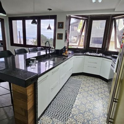 Casa Residencial com 269m², 4 quartos, 4 suítes, 4 garagens, no bairro Centro em Florianópolis