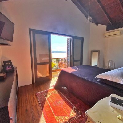 Casa Residencial com 269m², 4 quartos, 4 suítes, 4 garagens, no bairro Centro em Florianópolis