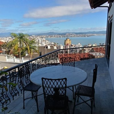 Casa Residencial com 269m², 4 quartos, 4 suítes, 4 garagens, no bairro Centro em Florianópolis