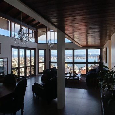 Casa Residencial com 269m², 4 quartos, 4 suítes, 4 garagens, no bairro Centro em Florianópolis