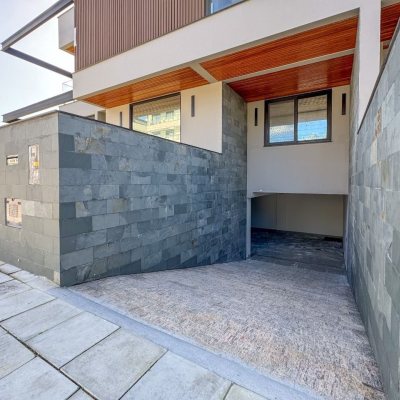 Casa Residencial com 225m², 3 quartos, 3 suítes, 4 garagens, no bairro Jurerê em Florianópolis