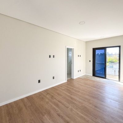 Casa Residencial com 225m², 3 quartos, 3 suítes, 4 garagens, no bairro Jurerê em Florianópolis