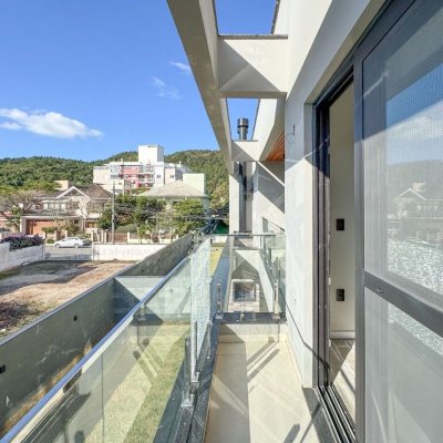 Casa Residencial com 225m², 3 quartos, 3 suítes, 4 garagens, no bairro Jurerê em Florianópolis
