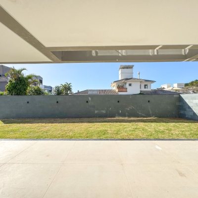Casa Residencial com 225m², 3 quartos, 3 suítes, 4 garagens, no bairro Jurerê em Florianópolis