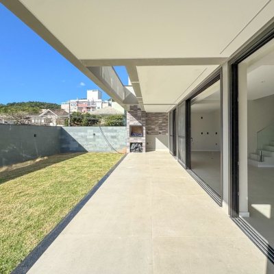 Casa Residencial com 225m², 3 quartos, 3 suítes, 4 garagens, no bairro Jurerê em Florianópolis
