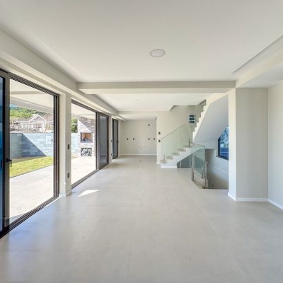 Casa Residencial com 225m², 3 quartos, 3 suítes, 4 garagens, no bairro Jurerê em Florianópolis
