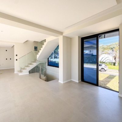 Casa Residencial com 225m², 3 quartos, 3 suítes, 4 garagens, no bairro Jurerê em Florianópolis