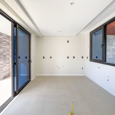 Casa Residencial com 225m², 3 quartos, 3 suítes, 4 garagens, no bairro Jurerê em Florianópolis