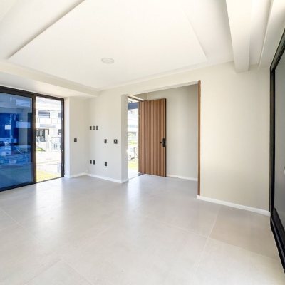 Casa Residencial com 225m², 3 quartos, 3 suítes, 4 garagens, no bairro Jurerê em Florianópolis