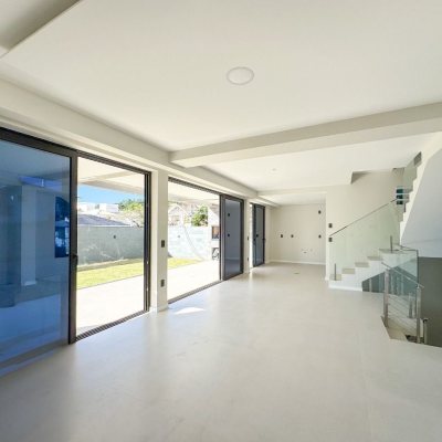 Casa Residencial com 225m², 3 quartos, 3 suítes, 4 garagens, no bairro Jurerê em Florianópolis