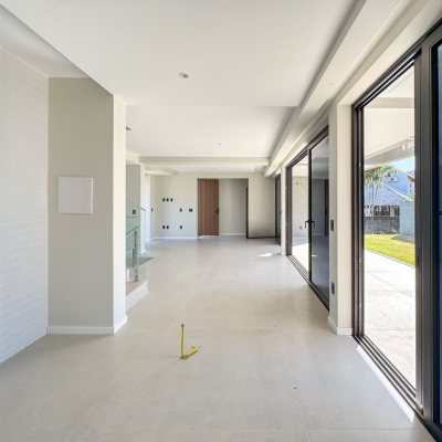 Casa Residencial com 225m², 3 quartos, 3 suítes, 4 garagens, no bairro Jurerê em Florianópolis