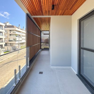 Casa Residencial com 225m², 3 quartos, 3 suítes, 4 garagens, no bairro Jurerê em Florianópolis