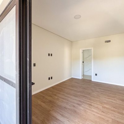 Casa Residencial com 225m², 3 quartos, 3 suítes, 4 garagens, no bairro Jurerê em Florianópolis