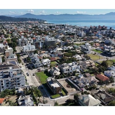 Casa Residencial com 225m², 3 quartos, 3 suítes, 4 garagens, no bairro Jurerê em Florianópolis