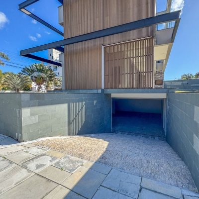 Casa Residencial com 225m², 3 quartos, 3 suítes, 4 garagens, no bairro Jurerê em Florianópolis