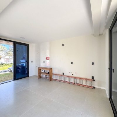 Casa Residencial com 225m², 3 quartos, 3 suítes, 4 garagens, no bairro Jurerê em Florianópolis