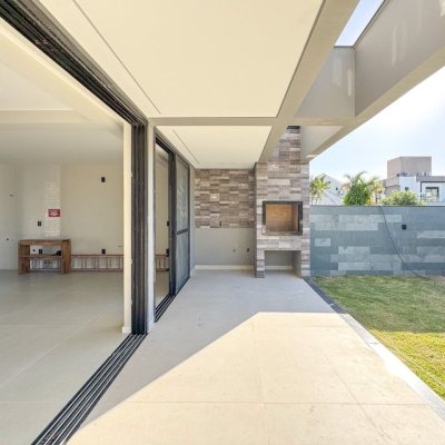 Casa Residencial com 225m², 3 quartos, 3 suítes, 4 garagens, no bairro Jurerê em Florianópolis