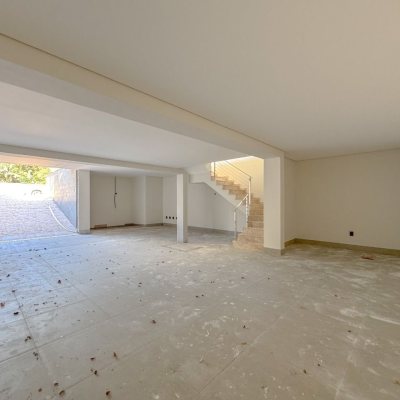 Casa Residencial com 225m², 3 quartos, 3 suítes, 4 garagens, no bairro Jurerê em Florianópolis