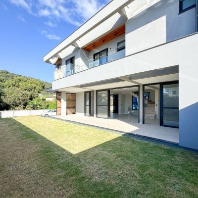 Casa Residencial com 225m², 3 quartos, 3 suítes, 4 garagens, no bairro Jurerê em Florianópolis