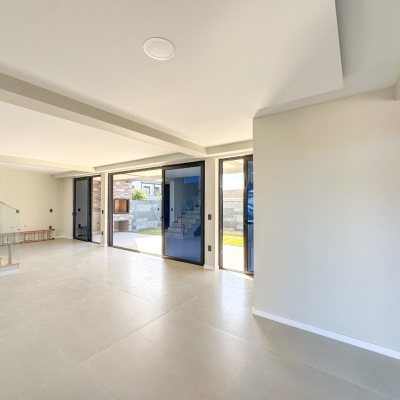 Casa Residencial com 225m², 3 quartos, 3 suítes, 4 garagens, no bairro Jurerê em Florianópolis