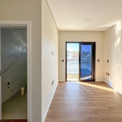 Casa Residencial com 225m², 3 quartos, 3 suítes, 4 garagens, no bairro Jurerê em Florianópolis
