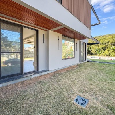 Casa Residencial com 225m², 3 quartos, 3 suítes, 4 garagens, no bairro Jurerê em Florianópolis