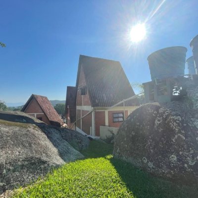 Chalé com 506m², 10 quartos, 5 garagens, no bairro Ponta Das Canas em Florianópolis