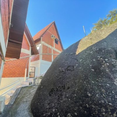 Chalé com 506m², 10 quartos, 5 garagens, no bairro Ponta Das Canas em Florianópolis