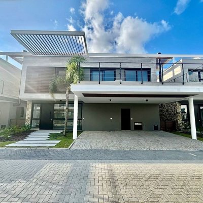 Casa em Condomínio com 341m², 4 quartos, 4 suítes, 2 garagens, no bairro Lagoa Da Conceição em Florianópolis