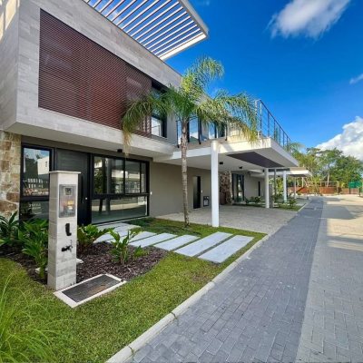 Casa em Condomínio com 341m², 4 quartos, 4 suítes, 2 garagens, no bairro Lagoa Da Conceição em Florianópolis