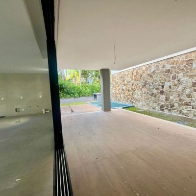 Casa em Condomínio com 341m², 4 quartos, 4 suítes, 2 garagens, no bairro Lagoa Da Conceição em Florianópolis