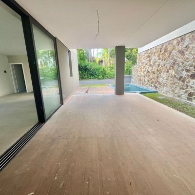 Casa em Condomínio com 341m², 4 quartos, 4 suítes, 2 garagens, no bairro Lagoa Da Conceição em Florianópolis