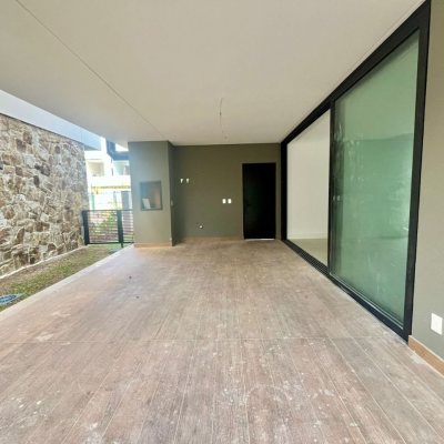 Casa em Condomínio com 341m², 4 quartos, 4 suítes, 2 garagens, no bairro Lagoa Da Conceição em Florianópolis