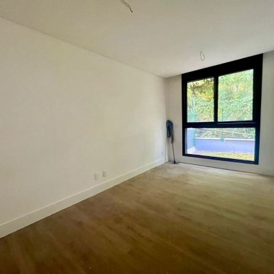 Casa em Condomínio com 341m², 4 quartos, 4 suítes, 2 garagens, no bairro Lagoa Da Conceição em Florianópolis