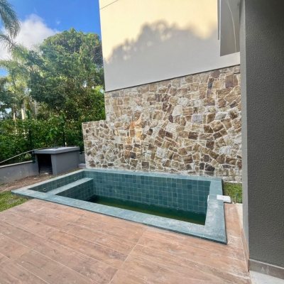 Casa em Condomínio com 341m², 4 quartos, 4 suítes, 2 garagens, no bairro Lagoa Da Conceição em Florianópolis