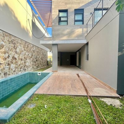 Casa em Condomínio com 341m², 4 quartos, 4 suítes, 2 garagens, no bairro Lagoa Da Conceição em Florianópolis