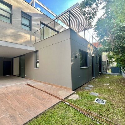 Casa em Condomínio com 341m², 4 quartos, 4 suítes, 2 garagens, no bairro Lagoa Da Conceição em Florianópolis