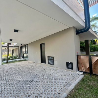 Casa em Condomínio com 341m², 4 quartos, 4 suítes, 2 garagens, no bairro Lagoa Da Conceição em Florianópolis