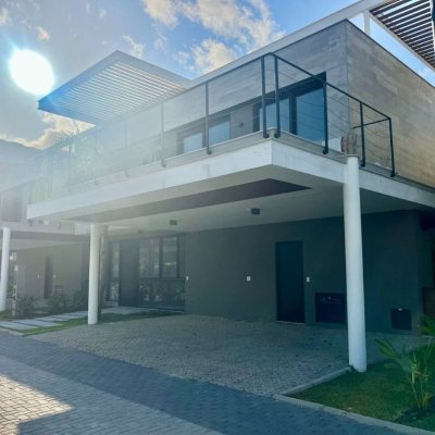 Casa em Condomínio com 341m², 4 quartos, 4 suítes, 2 garagens, no bairro Lagoa Da Conceição em Florianópolis