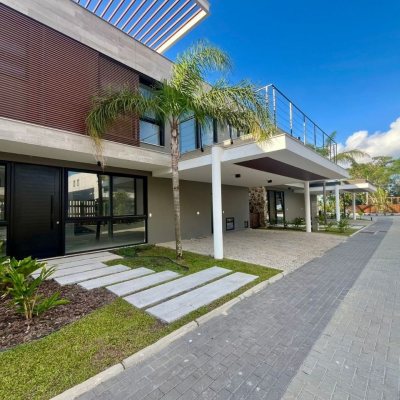 Casa em Condomínio com 341m², 4 quartos, 4 suítes, 2 garagens, no bairro Lagoa Da Conceição em Florianópolis