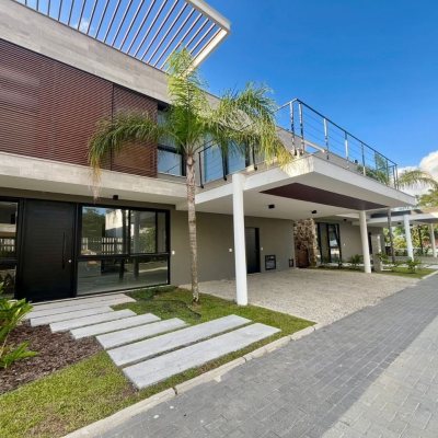 Casa em Condomínio com 341m², 4 quartos, 4 suítes, 2 garagens, no bairro Lagoa Da Conceição em Florianópolis