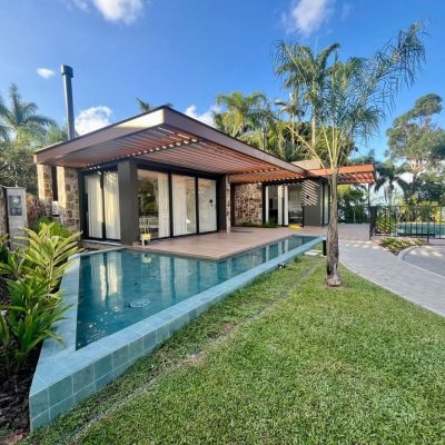 Casa em Condomínio com 341m², 4 quartos, 4 suítes, 2 garagens, no bairro Lagoa Da Conceição em Florianópolis