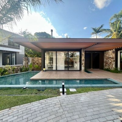 Casa em Condomínio com 341m², 4 quartos, 4 suítes, 2 garagens, no bairro Lagoa Da Conceição em Florianópolis