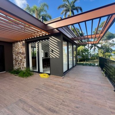 Casa em Condomínio com 341m², 4 quartos, 4 suítes, 2 garagens, no bairro Lagoa Da Conceição em Florianópolis