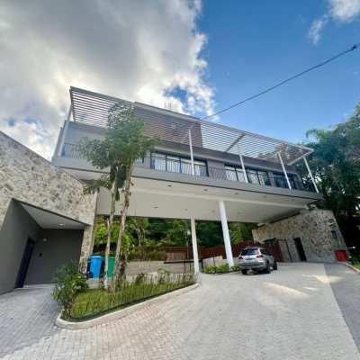 Casa em Condomínio com 341m², 4 quartos, 4 suítes, 2 garagens, no bairro Lagoa Da Conceição em Florianópolis