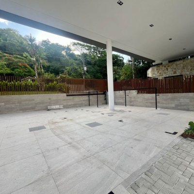 Casa em Condomínio com 341m², 4 quartos, 4 suítes, 2 garagens, no bairro Lagoa Da Conceição em Florianópolis
