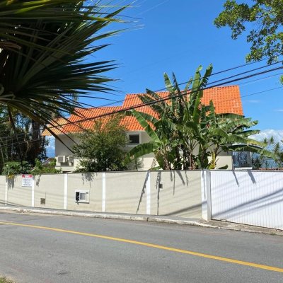Casa Residencial com 274m², 4 quartos, 4 suítes, 3 garagens, no bairro Cacupé em Florianópolis